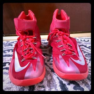 Basketball shoes
